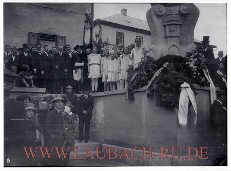 Шонбах 1927 год - торжественное открытие памятника скрипичным и смычковым мастерам. Присутствуют все мастера с семьями из тогдашней немецкой Кремоны.