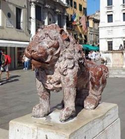 львиные фигуры на Венецианской площади 