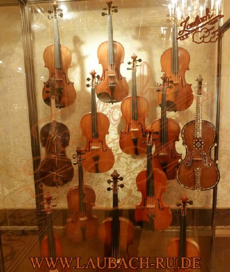  Уникальная коллекция старинных скрипок и альтов, представленная в Шереметевском дворце в Санкт-Петербурге.