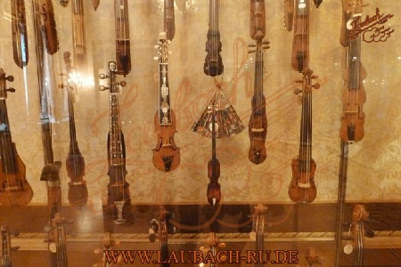 Собрание уникальных миниатюрных скрипок - почет, называемых «корманной скрипкой», «скрипкой танцмейстера» или «скрипкой учителя танцев» в экспозиции Шереметевского дворца в Санкт-Петербурге.