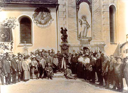 Представители Союза скрипичных мастеров на церемонии открытия памятника Клоцу, 1912 год